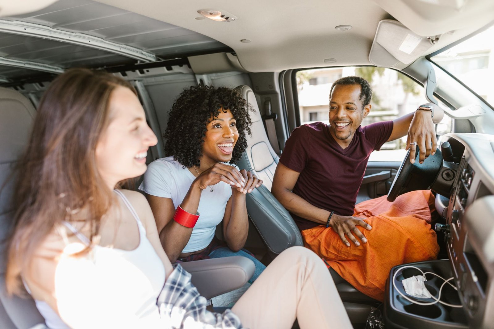 Passagers souriants partageant un trajet en voiture au Bénin